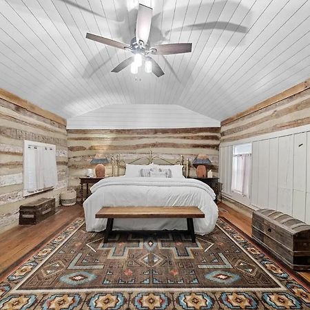 Rustic Augusta Cabin Exterior photo