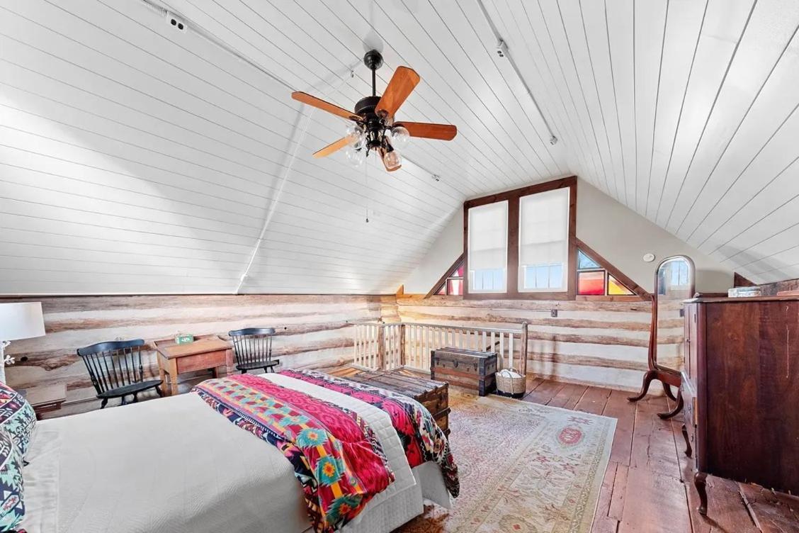 Rustic Augusta Cabin Exterior photo