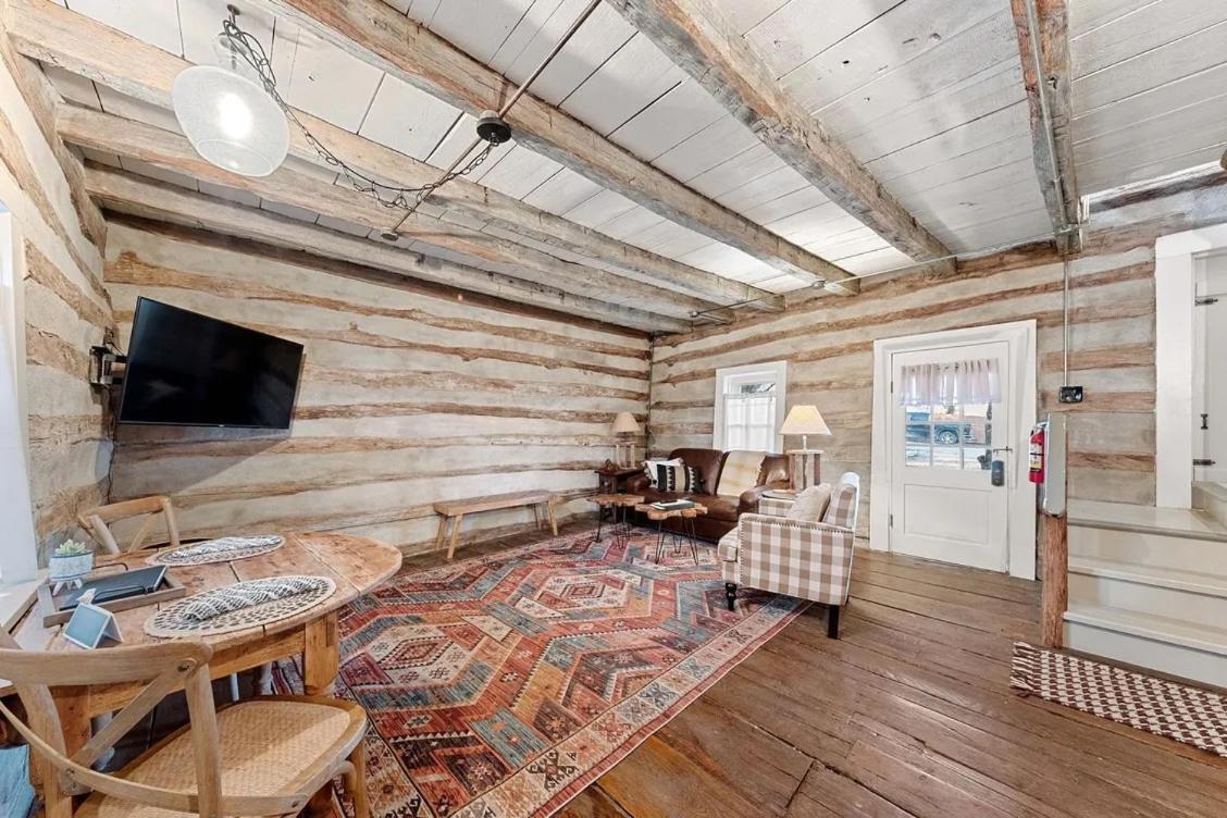 Rustic Augusta Cabin Exterior photo