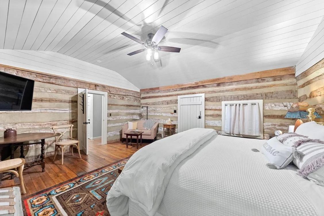 Rustic Augusta Cabin Exterior photo
