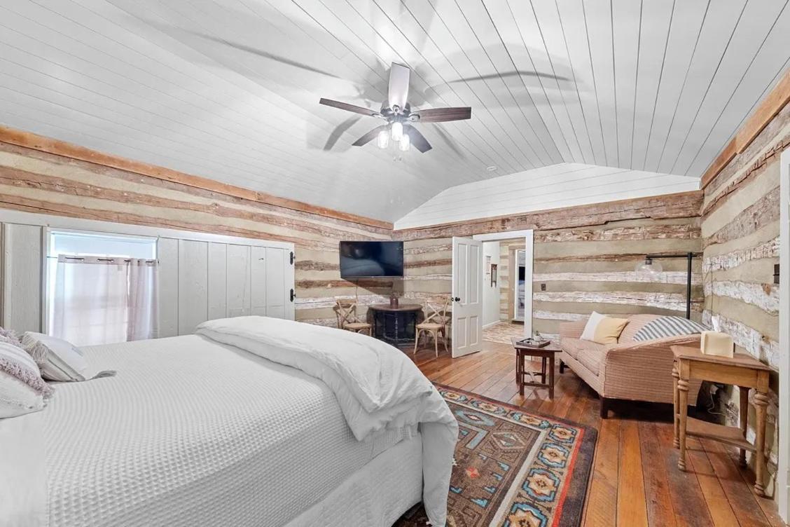 Rustic Augusta Cabin Exterior photo