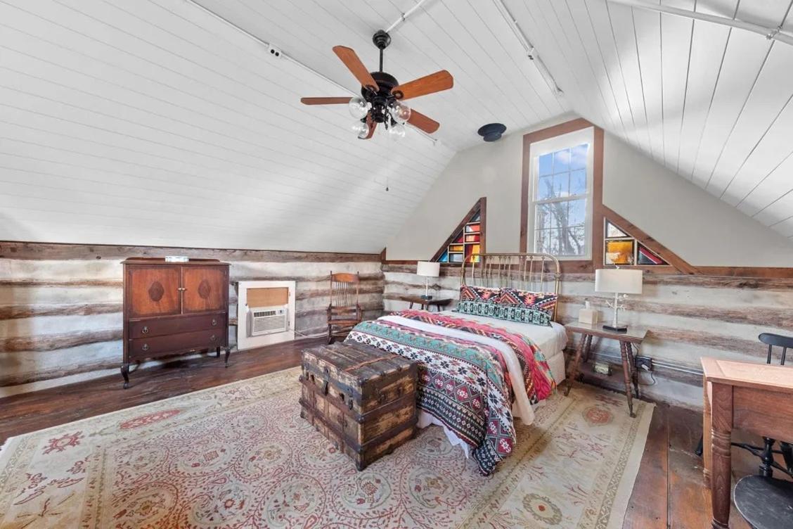 Rustic Augusta Cabin Exterior photo