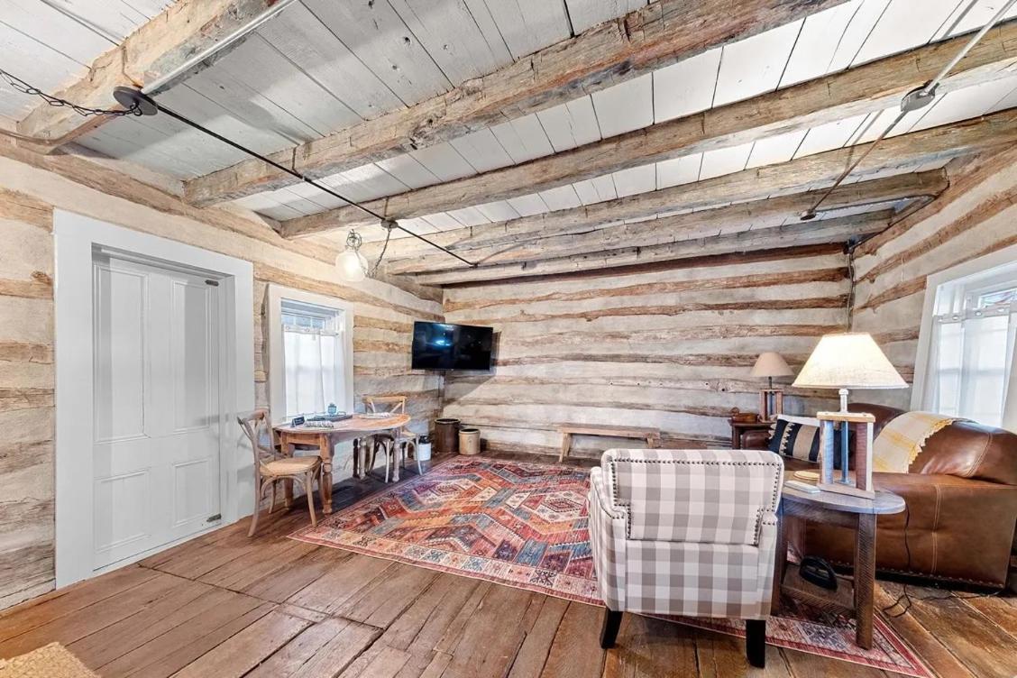 Rustic Augusta Cabin Exterior photo