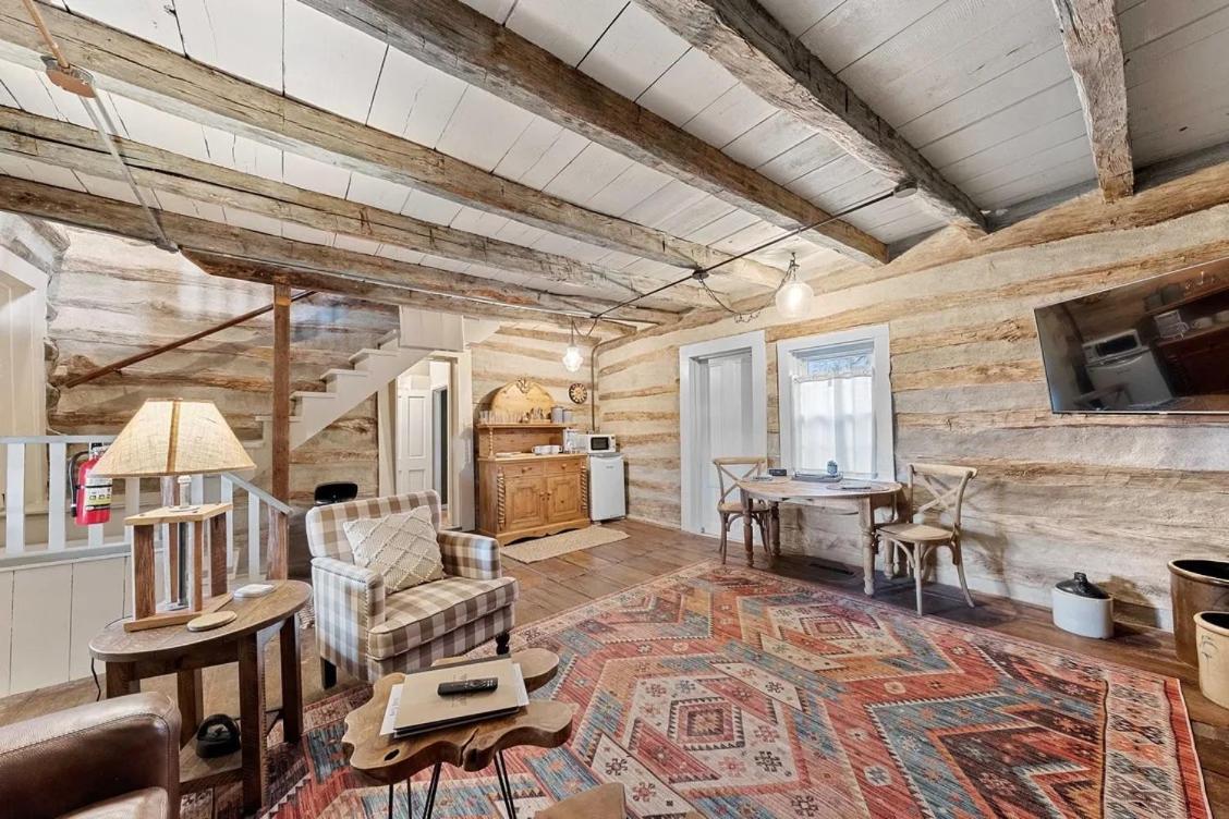 Rustic Augusta Cabin Exterior photo