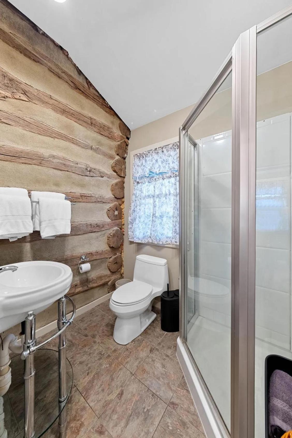 Rustic Augusta Cabin Exterior photo