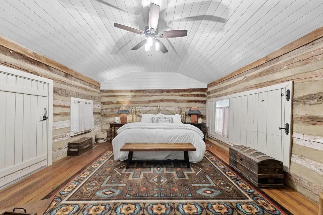 Rustic Augusta Cabin Exterior photo